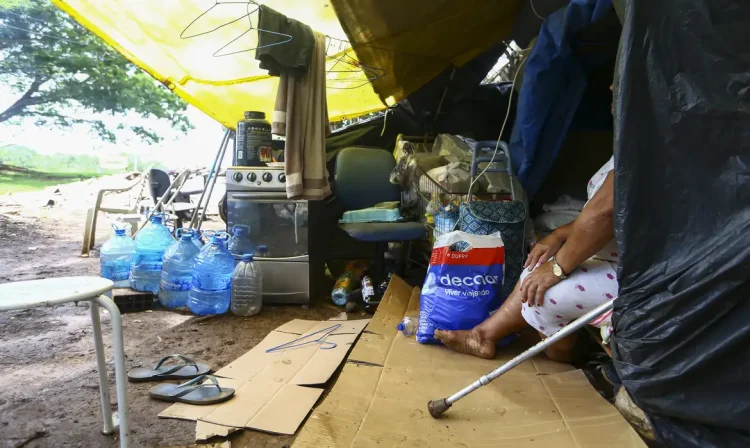 Pessoas em situação de vulnerabilidade na área central de Brasília durante o jogo Brasil x Croácia pela copa do mundo.