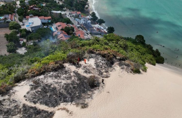 Vegetação no entorno do Morro do Careca atingida por incêndio na noite de terça-feira; só ontem bombeiros controlaram