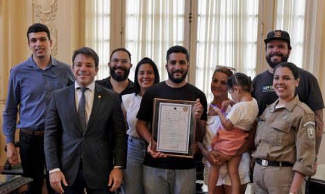 Rio de Janeiro (RJ), 12/09/2024 - Cerimônia na Câmara de Vereadores do Rio de Janeiro em homenagem a mototaxista que salvou menino Davi, de 8 anos, que teve braço amputado num acidente de ônibus. Foto: Câmara de Vereadores do RJ/Divulgação