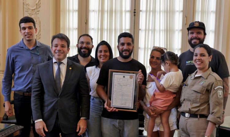 Rio de Janeiro (RJ), 12/09/2024 - Cerimônia na Câmara de Vereadores do Rio de Janeiro em homenagem a mototaxista que salvou menino Davi, de 8 anos, que teve braço amputado num acidente de ônibus. Foto: Câmara de Vereadores do RJ/Divulgação