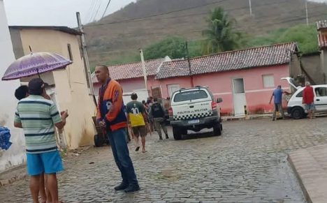 Muitas pessoas também foram ao local onde aconteceu o crime