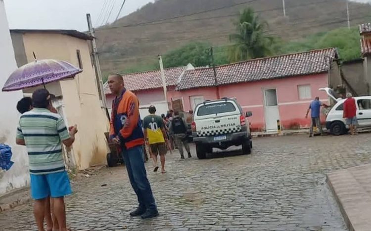 Muitas pessoas também foram ao local onde aconteceu o crime