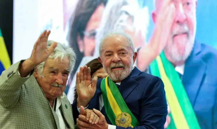Rio de Janeiro (RJ) 13/05/2025 - Foto tirada em 01/01/2023 - Morreu nesta terça-feira (13), no Uruguai, o ex-presidente, ex-guerrilheiro e ícone da esquerda latino-americana José Alberto “Pepe” Mujica Cordano, aos 89 anos. A notícia foi confirmada pelo atual presidente uruguaio e aliado de Pepe, Yamandú Orsi, na foto no seu esquerdo presidente Luiz Inácio Lula da Silva.
Foto: Tânia Rêgo/Agência Brasil
