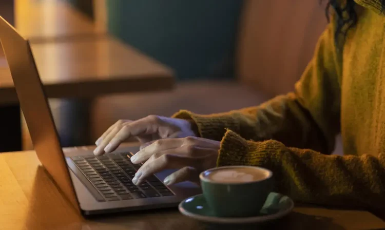 Bares, restaurantes e padarias podem proibir clientes de usarem computador na mesa? Foto: Freepik