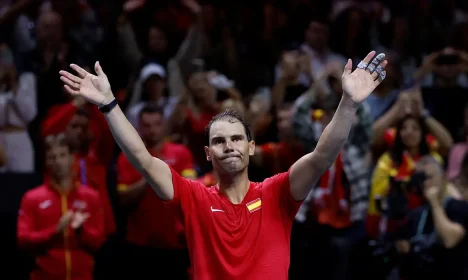 Rafael Nadal acena após perder partida da Espanha na Copa Davis
19/11/2024
REUTERS/Juan Medina