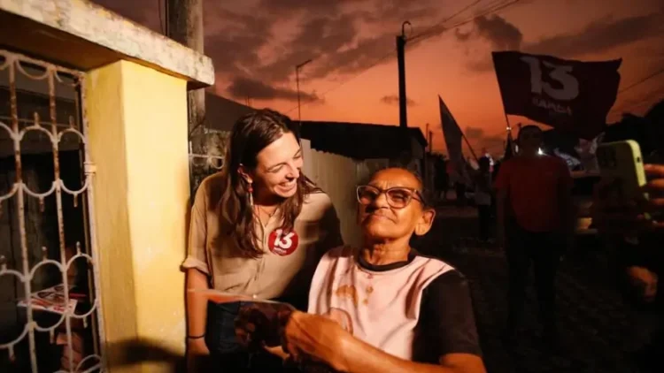 Candidata do PT, Natália Bonavides conversa com eleitora durante caminhada / Foto: Reprodução