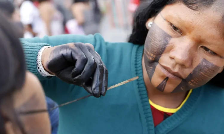Brasília (DF), 07/04/2026 - Nhak Krere Xikrin faz pintura e fala sobre artesanato indígena no Acampamento Terra Livre 2026. Foto: Bruno Peres/Agência Brasil