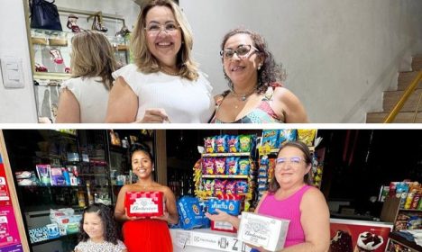 As duas vencedoras da promoção com as donas das lojas onde as compras foram feitas