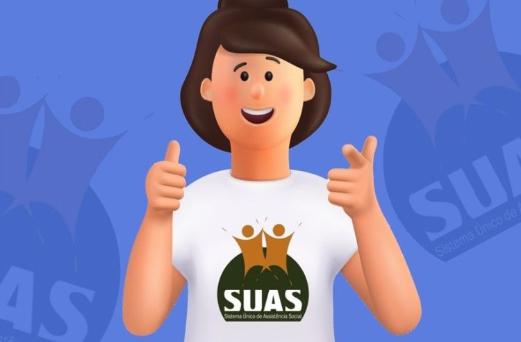 Figura de uma boneca vestida com uma camiseta branca e estampado o logo do SUAS