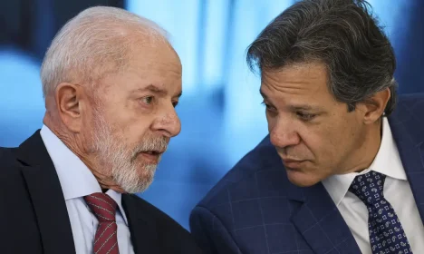 Brasília (DF), 11/09/2024 - O presidente Luiz Inácio Lula da Silva e o ministro da Fazenda, Fernando Haddad, durante a cerimônia Nova Indústria Brasil - Missão 4: Indústria e Revolução Digital, no Palácio do Planalto. Foto: Marcelo Camargo/Agência Brasil