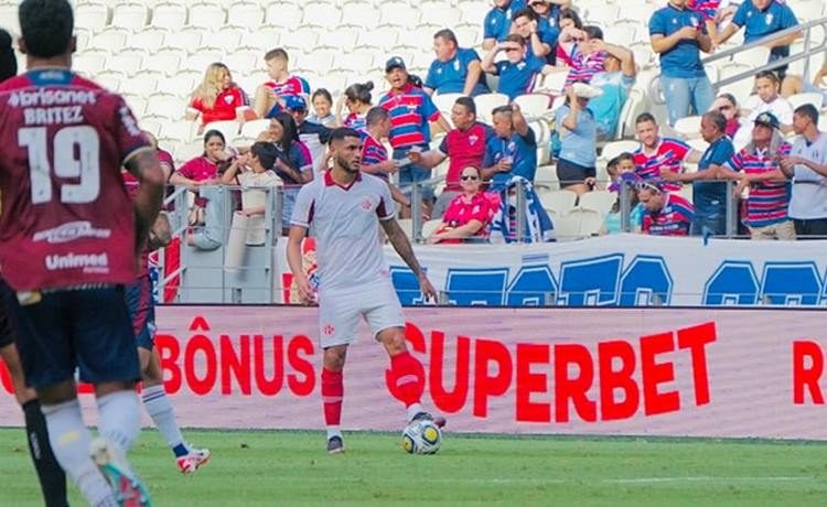 O América começou ganhando, mas vacilou no final - (Foto: Edmário Oliveira/América FC)