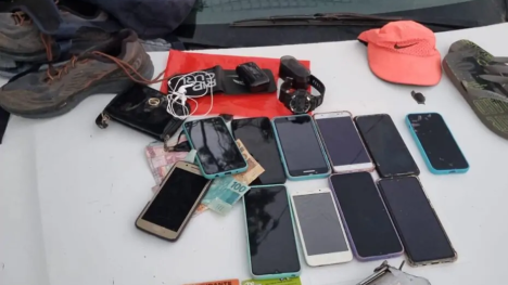 Pertences apreendidos pela polícia após arrastão em ônibus no RN. Foto: Divulgação/PM.
