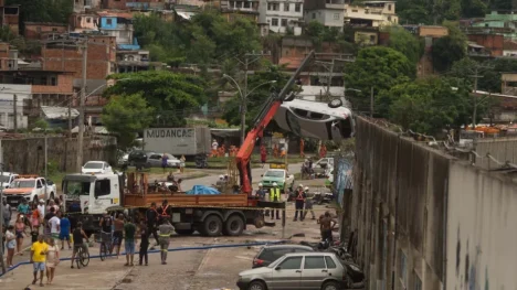 Carro é removido após temporal que causou estragos no Rio de Janeiro. Foto: Armando Paiva/Agência O Dia/Estadão Conteúdo