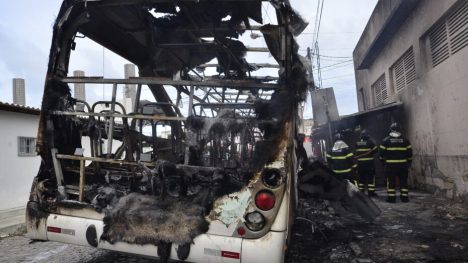 Onibus e incendiado no Terminal das Rocas 14