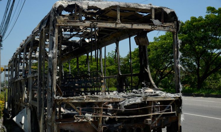 Rio de Janeiro (RJ), 14/08/2024 - Foto titada em  24/10/2023 – Carcaça de ônibus incendiado na Avenida Brasil, em Santa Cruz, zona oeste da capital fluminense. Foto: Tomaz Silva/Agência Brasil