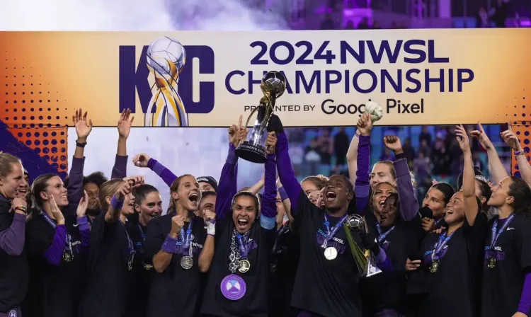 Atacante Marta, capitã do Orlando Pride, comemora primeiro título do clube na liga de futebol feminino nos EUA