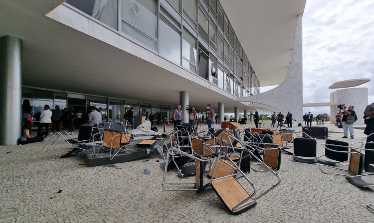 Uma visão geral mostra móveis e janelas danificadas no  Palácio do Planalto, após as manifestações que ocorreram no ultimo domingo na capital federal