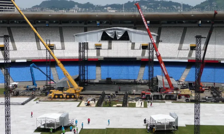 Palco para show de Madonna começa a tomar forma no gramado do Maracanã