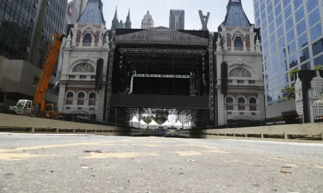 São Paulo SP 13/12/2023 Palco do Réveillon da Paulista 2023 será sede da festa que marca o início da comemoração dos 470 anos de São Paulo.O palco estará montado na Avenida Paulista, entre as ruas Haddock Lobo e Bela Cintra, medindo 16 metros de largura, 20 de profundidade e 8 de altura, mesmo tamanho ano anterior.  Foto Paulo Pinto/Agencia Brasil