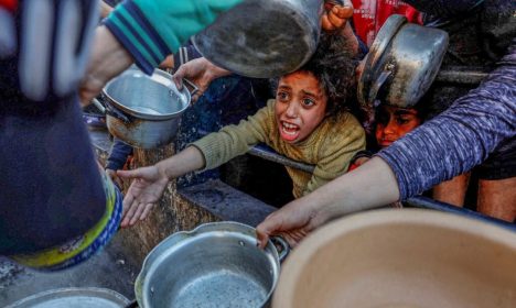 Palestinos esperam para receber comida durante o mês sagrado de jejum muçulmano do Ramadã em Rafah, sul da Faixa de Gaza
13/03/2024
REUTERS/Mohammed Salem