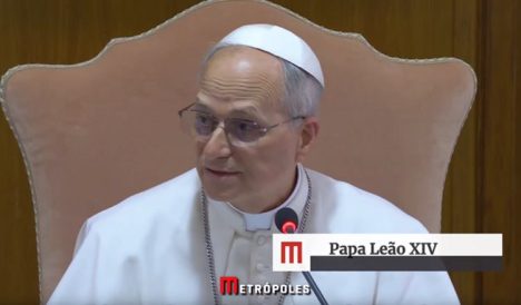 Papa Leão XIV falando aos cardeais