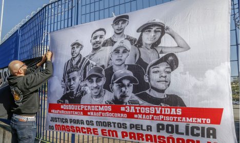 São Paulo (SP) 25/07/2023 - Familiares das vítimas do caso Paraisópolis fazem ato que marca a primeira audiência do caso no Fórum Criminal da Barra Funda.   
Foto: Paulo Pinto/Agência Brasil