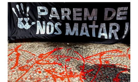 Rio de Janeiro (RJ), 17/08/2023 - O movimento de familiares de vítimas de violência policial do estado do Rio de Janeiro faz ato, em frente ao Palácio Guanabara, para protestar contra as operações letais que ocasionaram mais de 100 vítimas no
Foto: Tânia Rêgo/Agência Brasil