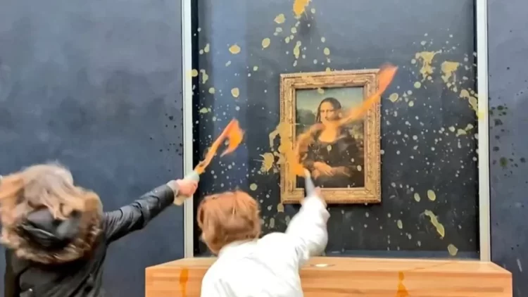 Ativistas jogando sopa no quadro da Mona Lisa. Foto: Reprodução.