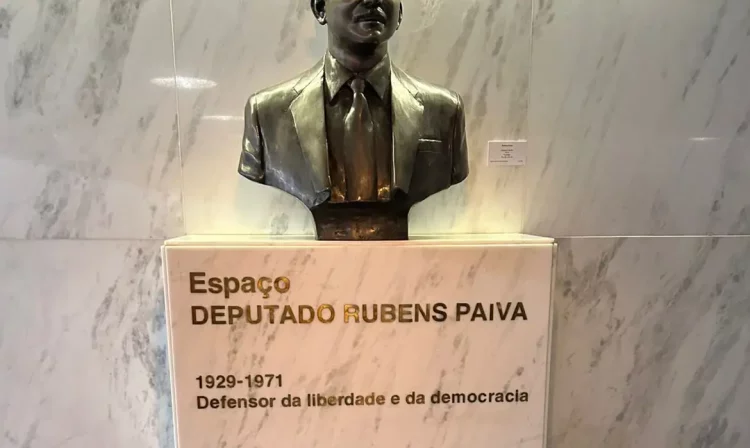 Brasília (DF), 08/05/2025 - Parlamentares fazem ato contra PL da Anistia em frente ao busto de Rubens Paiva.
Foto: Coalizão Pacto pela Democracia/Divulgação