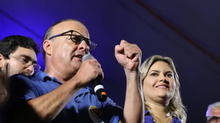 Deputado federal Paulinho Freire, candidato do União Brasil à Prefeitura do Natal, participa de comício ao lado da candidata a vice, a ex-secretária Joanna Guerra / Foto: Demis Roussos / Assessoria