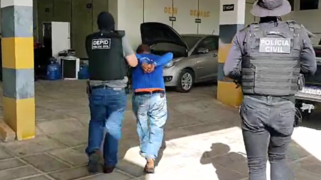 Homem preso sendo conduzido à Delegacia de Polícia / Foto: reprodução