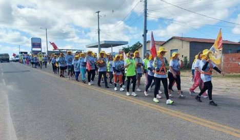 Peregrinos de Sant'Ana caminham de Currais Novos para Caicó - (Foto: Steferson Rodrigo/TV Kurtição)