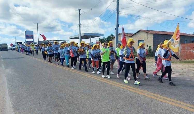 Peregrinos de Sant'Ana caminham de Currais Novos para Caicó - (Foto: Steferson Rodrigo/TV Kurtição)