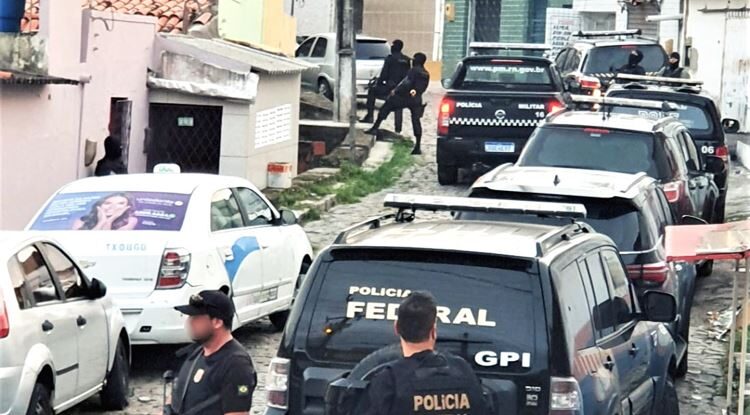Polícias ocuparam o bairro de Mãe Luíza, em Natal, nesta sexta