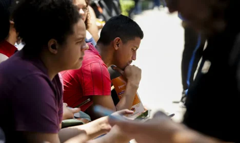 São Paulo (SP) 05/11/2023 - Estudantes e pais na Universidade Paulista no bairro do Paraiso . 
Foto: Paulo Pinto/Agência Brasil