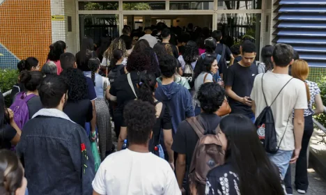 São Paulo (SP) 05/11/2023 - Estudantes e pais na Universidade Paulista no bairro do Paraiso .
Foto: Paulo Pinto/Agência Brasil