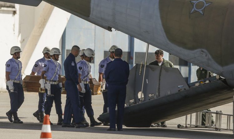 São Paulo (SP) 14/08/2024 - A Força Aérea Brasileira dando continuidade do transporte das urnas funerárias de vítimas do acidente aeronáutico registrado em Vinhedo (SP). Em nota, a corporação informou que o destino das urnas funerárias é o aeroporto de Cascavel, no Paraná.
O translado será feito com a aeronave C-105 Amazonas, partindo da Base Aérea de São Paulo.
Foto: Paulo Pinto/Agência Brasil