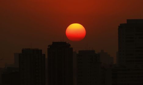 São Paulo (SP), 11/09/2024 - Final de tarde visto desde a Praça do Pôr do Sol mostra céu laranjado devido a poluição do ar. Foto: Paulo Pinto/Agência Brasil