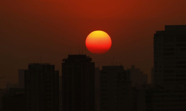 São Paulo (SP), 11/09/2024 - Final de tarde visto desde a Praça do Pôr do Sol mostra céu laranjado devido a poluição do ar. Foto: Paulo Pinto/Agência Brasil