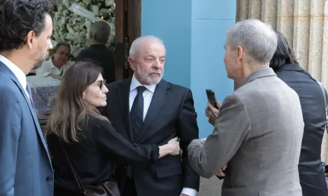 São Paulo (SP), 02/09/2025 - Presidente Luiz Inácio Lula da Silva participa do velório do jornalista Mino Carta, no cemitério São Paulo. Jornalista fundador e diretor de redação da revista Carta Capital , Quatro Rodas, Isto É, Veja e Jornal da Tarde, faleceu aos 91 anos. Foto: Paulo Pinto/Agência