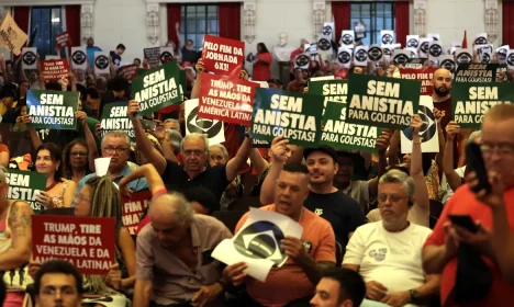 São Paulo (SP), 08/01/2026 - Manifestantes durante ato pela democracia, em memória aos atos antidemocráticos de 8 de janeiro de 2023, realizado no Salão Nobre da Faculdade do Largo do São Francisco. Foto: Paulo Pinto/Agência Brasil