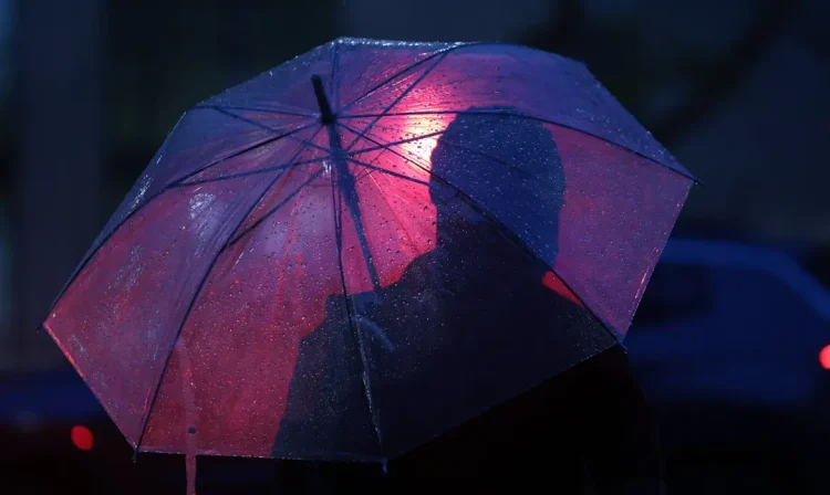 São Paulo (SP), 14/01/2026 - Pessoas usam guarda-chuva durante chuva no centro da cidade. Foto: Paulo Pinto/Agência Brasil
