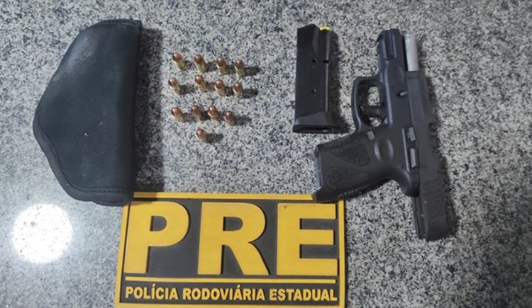 Pistola e munições apreendidas pela Polícia de Trânsito de Caicó
