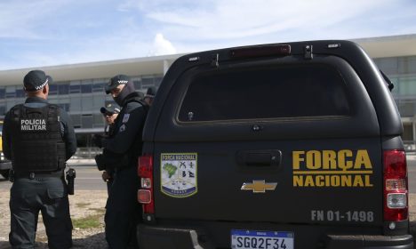 Militares e Veículos da Força Nacional de Segurança Pública do Brasil, são vistos em frente ao Palácio do Planalto em Brasília