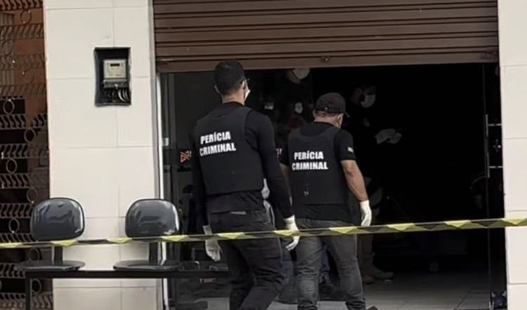 Polícia Civil esteve no local coletando evidências do crime - (Foto: Gláucia Lima)