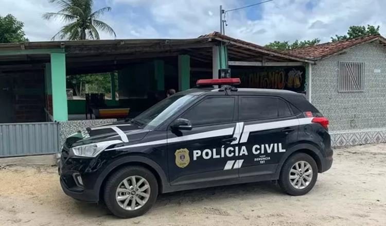 Polícia Civil no local onde acontece o suposto bingo de mulheres