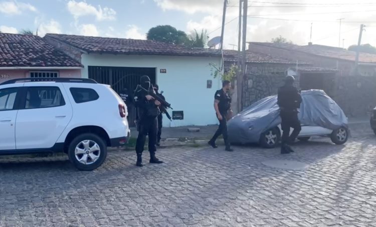 Policiais civis durante a operação faxina