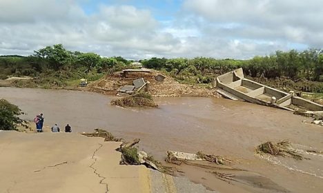 Ponte antiga foi levada por enchente