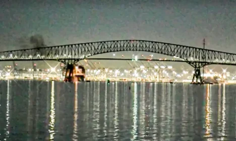 VIDEO SUMMARY: LIVESTREAM CAMERA FOOTAGE SHOWS THE MOMENT OF A CARGO SHIP COLLIDING WITH ONE OF THE BRIDGE'S SUPPORTS OF THE FRANCIS SCOTT KEY BRIDGE
BALTIMORE, MARYLAND, USA (MARCH 26, 2024) (UGC: StreamTimeLive - Access all)
Frame: Reuters