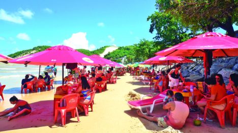 Praia de Ponta Negra, em Natal, com barracas lotadas de turistas na manhã desta quarta-feira 3 - Foto: José Aldenir/Agora RN